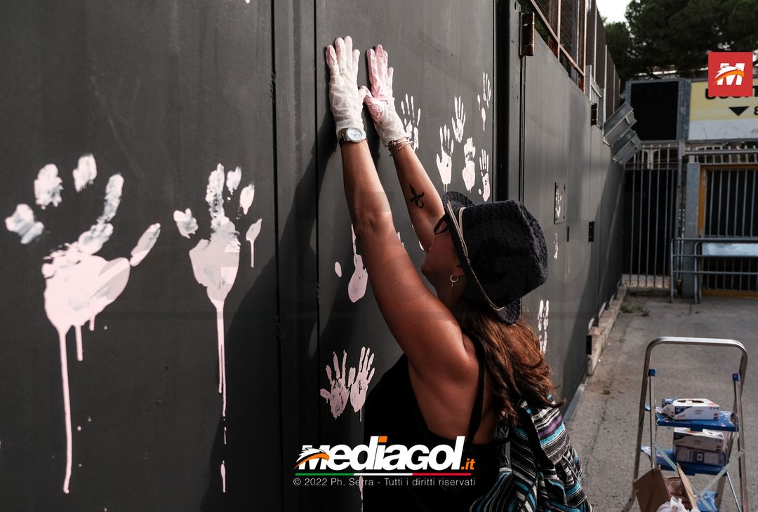 FOTO Palermo, le impronte rosa sul murales del ‘Renzo Barbera’ (Gallery) - immagine 75
