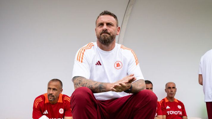 RIETI, ITALY - AUGUST 03: AS Roma coach Daniele De Rossi prior to the pre-season friendly match between AS Roma and Olimpiacos at Stadio Manlio Scopigno on August 03, 2024 in Rieti, Italy. (Photo by Fabio Rossi/AS Roma via Getty Images) Dovbyk su De Rossi: “Ecco perché mi piace e cosa chiede al centravanti” - immagine 1