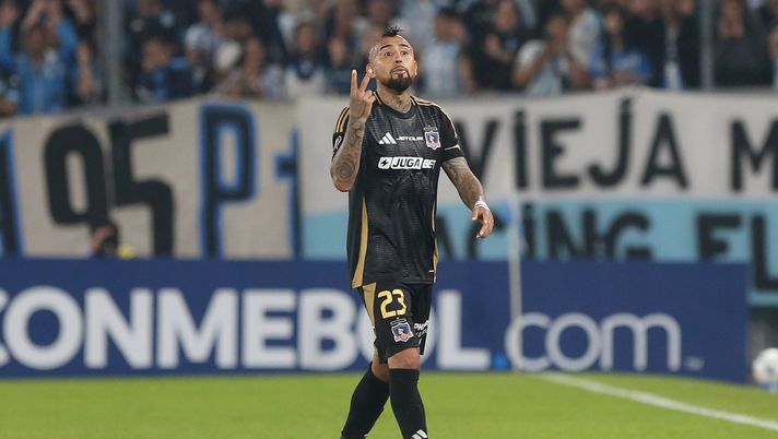AVELLANEDA, ARGENTINA - MAY 14: Arturo Vidal of Colo Colo gestures as he leaves the field after being sent off with a red card during a Copa CONMEBOL Libertadores 2025 match between Racing Club and Colo Colo at Presidente Peron Stadium on May 14, 2025 in Avellaneda, Argentina. (Photo by Daniel Jayo/Getty Images) vidal