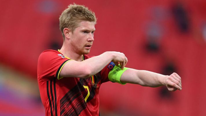 LONDON, ENGLAND - OCTOBER 11: Kevin De Bruyne of Belgium adjusts his armband during the UEFA Nations League group stage match between England and Belgium at Wembley Stadium on October 11, 2020 in London, England. Football Stadiums around Europe remain empty due to the Coronavirus Pandemic as Government social distancing laws prohibit fans inside venues resulting in fixtures being played behind closed doors. (Photo by Michael Regan/Getty Images) Sky – Contatti continui tra il Napoli e De Bruyne: il punto verso la chiusura - immagine 1