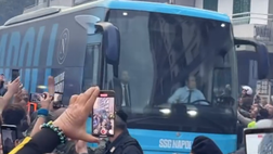 Il pullman del Napoli è al Maradona: accoglienza da brividi dei tifosi azzurri