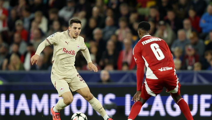 SALZBURG, AUSTRIA - OCTOBER 01: Oscar Gloukh of FC Salzburg runs with the ball under pressure from Edimilson Fernandes of Stade Brestois 29 during the UEFA Champions League 2024/25 League Phase MD2 match between FC Salzburg and Stade Brestois 29 at Stadion Salzburg on October 01, 2024 in Salzburg, Austria. (Photo by Jasmin Walter/Getty Images) Gloukh, la stella di Israele che ha rifiutato il Barça e fatto cambiare idea al papà - immagine 1