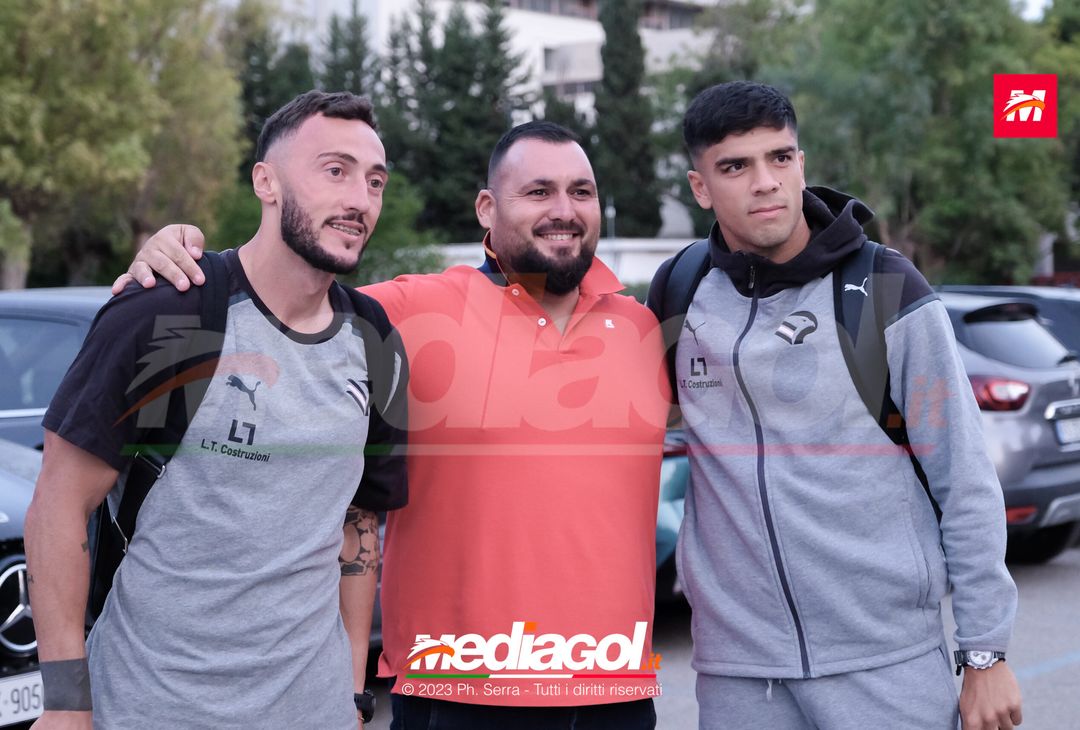 FOTO PALERMO: i giocatori rosanero scattano selfie con i tifosi (GALLERY) - immagine 20