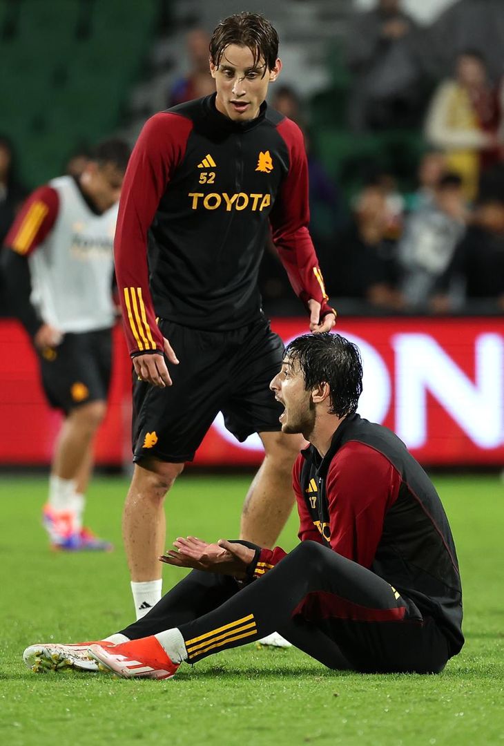 Roma, pioggia e sorrisi in allenamento a Perth prima del Milan – FOTO GALLERY - immagine 9
