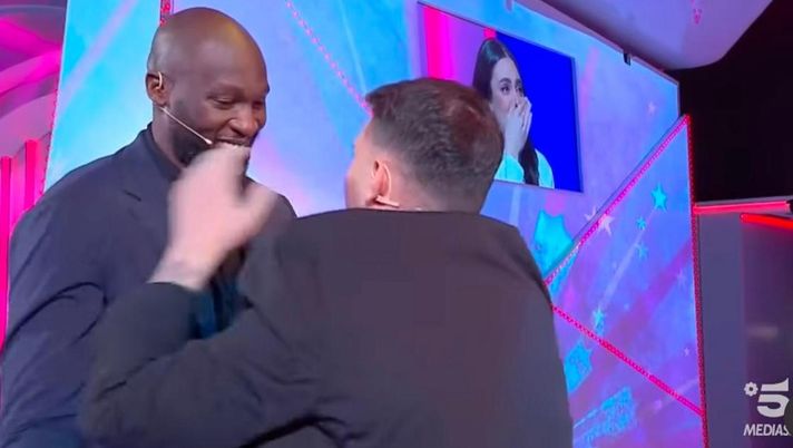 Romelu Lukaku a C’è posta per te: “Sei un’ispirazione per me. Ti regalo un viaggio a…” Romelu Lukaku a C’è posta per te: “Sei un’ispirazione per me. Ti regalo un viaggio a…” - immagine 1