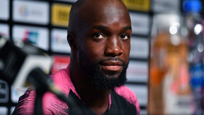 SINGAPORE - JULY 27: Lassana Diarra #19 of Paris Saint-Germain looks during pre match press conference ahead of the International Champions Cup 2018 match between Arsenal v Paris Saint Germain on July 27, 2018 in Singapore. (Photo by Thananuwat Srirasant/Getty Images for ICC) Lassana Diarra sfida la Fifa: chiesti 65 milioni di risarcimento - immagine 1