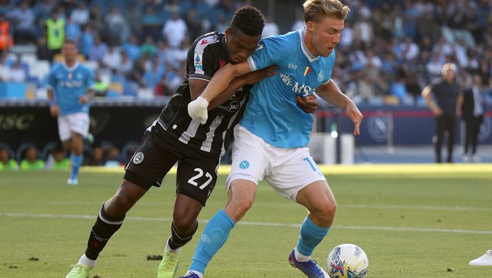 NAPLES, ITALY - MAY 24: Rasmus Hojlund of SSC Napoli battles for possession with Christian Kabasele of Udinese Calcio during the Serie A match between SSC Napoli and Udinese Calcio at Stadio Diego Armando Maradona on May 24, 2026 in Naples, Italy. (Photo by Francesco Pecoraro/Getty Images) Napoli-Udinese, Kabasele “maltratta” Hojlund: Zanotti espelle il difensore bianconero - immagine 1