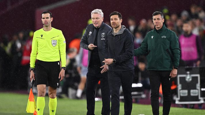 LONDON, ENGLAND - APRIL 18: David Moyes, Manager of West Ham United, reacts with Xabi Alonso, Head Coach of Bayer Leverkusen, during the UEFA Europa League 2023/24 Quarter-Final second leg match between West Ham United FC and Bayer 04 Leverkusen at Olympic Stadium on April 18, 2024 in London, England. (Photo by Mike Hewitt/Getty Images) Il Leverkusen deride la Roma: lo staff esulta quando vede il risultato dell’Olimpico - immagine 1