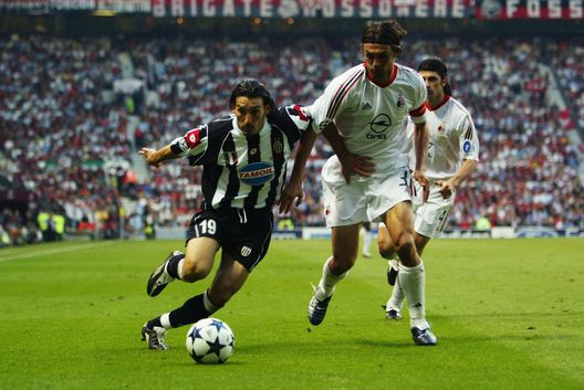 MANCHESTER - MAY 28: Paolo Maldini of AC Milan chases Gianluca Zambrotta of Juventus for the ball during the UEFA Champions League Final match between Juventus FC and AC Milan on May 28, 2003 at Old Trafford in Manchester, England. AC Milan won the final 3-2 on penalties. (Photo by Laurence Griffiths/Getty Images) Milan e Real Madrid: il leggendario derby d’Europa- immagine 6