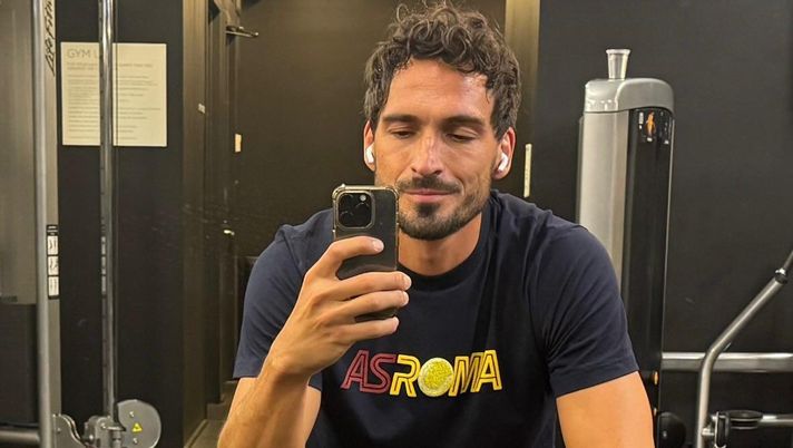 Hummels, nostalgia romanista: allenamento con la maglia della Roma – FOTO Hummels, nostalgia romanista: allenamento con la maglia della Roma – FOTO - immagine 1