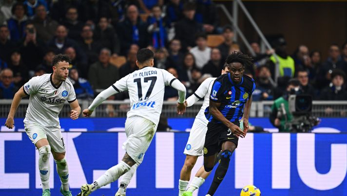 MILAN, ITALY - MARCH 17: Yann Aurel Bisseck of FC Internazionale in action during the Serie A TIM match between FC Internazionale and SSC Napoli at Stadio Giuseppe Meazza on March 17, 2024 in Milan, Italy. (Photo by Mattia Ozbot - Inter/Inter via Getty Images) Inter, Inzaghi perde anche Bisseck: le condizioni del centrale nerazzuro - immagine 1