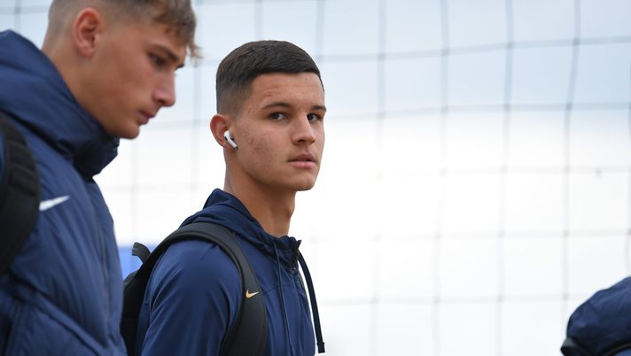 MILAN, ITALY - APRIL 21: Valentin Carboni of FC Internazionale U19 arrives before the Primavera 1 match between FC Internazionale U19 and Juventus U19 at Konami Youth Development Center on April 21, 2023 in Milan, Italy. (Photo by Mattia Pistoia - Inter/Inter via Getty Images) Carboni, sarà Inter o prestito: “Ma occhio alla terza via, più complicata” - immagine 1