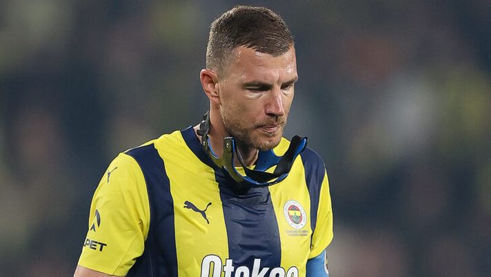 ISTANBUL, TURKEY - APRIL 20: Edin Dzeko of Fenerbahce looks dejected during the Turkish Super League match between Fenerbahce and Kayserispor at Ulker Sukru Saracoglu Stadium on April 20, 2025 in Istanbul, Turkey. (Photo by Ahmad Mora/Getty Images) Dzeko torna in Italia, è già polemica? “Dobbiamo difendere i nostri giovani” - immagine 1