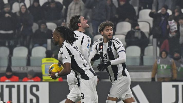 TURIN, ITALY - DECEMBER 14: Dusan Vlahovic of Juventus celebrates after scoring his team's second goal with teammate Manuel Locatelli and Khephren Thuram during the Serie A match between Juventus and Venezia at Allianz Stadium on December 14, 2024 in Turin, Italy. (Photo by Filippo Alfero - Juventus FC/Juventus FC via Getty Images) Gazzetta: “Vlahovic, la ricostruzione della lite con la curva. E ora il rinnovo è un rebus” - immagine 1