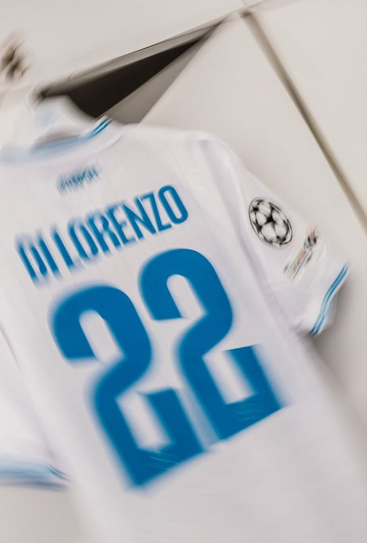 Sale l'attesa per il fischio d'inizio (fissato per le 21:00 odierne) di Napoli-Qarabag, gara valevole per la 5ª giornata della League Phase dell'annuale edizione di Champions. Per l'occasione, la squadra di Antonio Conte, come dimostra il seguente post pubblicato dalla società partenopea sul proprio account Instagram, scenderà in campo con indosso la maglia bianca.