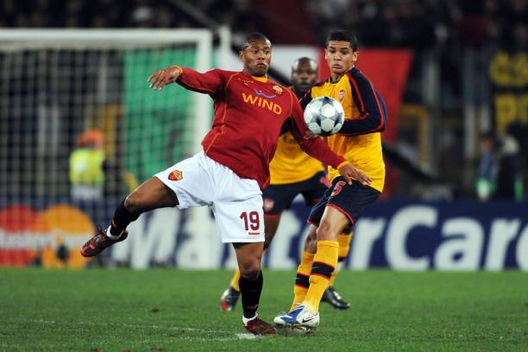 ROME, ITALY - MARCH 11: Denilson of Arsenal and Julio Baptista of AS Roma compete for the ball during the UEFA Champions League Round of 16 second leg match between AS Roma and Arsenal at the Stadio Olimpico on March 11, 2009 in Rome, Italy. (Photo by Etsuo Hara/Getty Images) L’ex Roma Baptista esonerato dalla seconda squadra del Real Valladolid- immagine 2