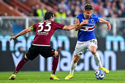 GENOA, ITALIA - Gian Marco Ferrari della Sampdoria sfida Rémi Oudin della Salernitana. (foto di Simone Arveda/Getty Images) Salernitana Sampdoria