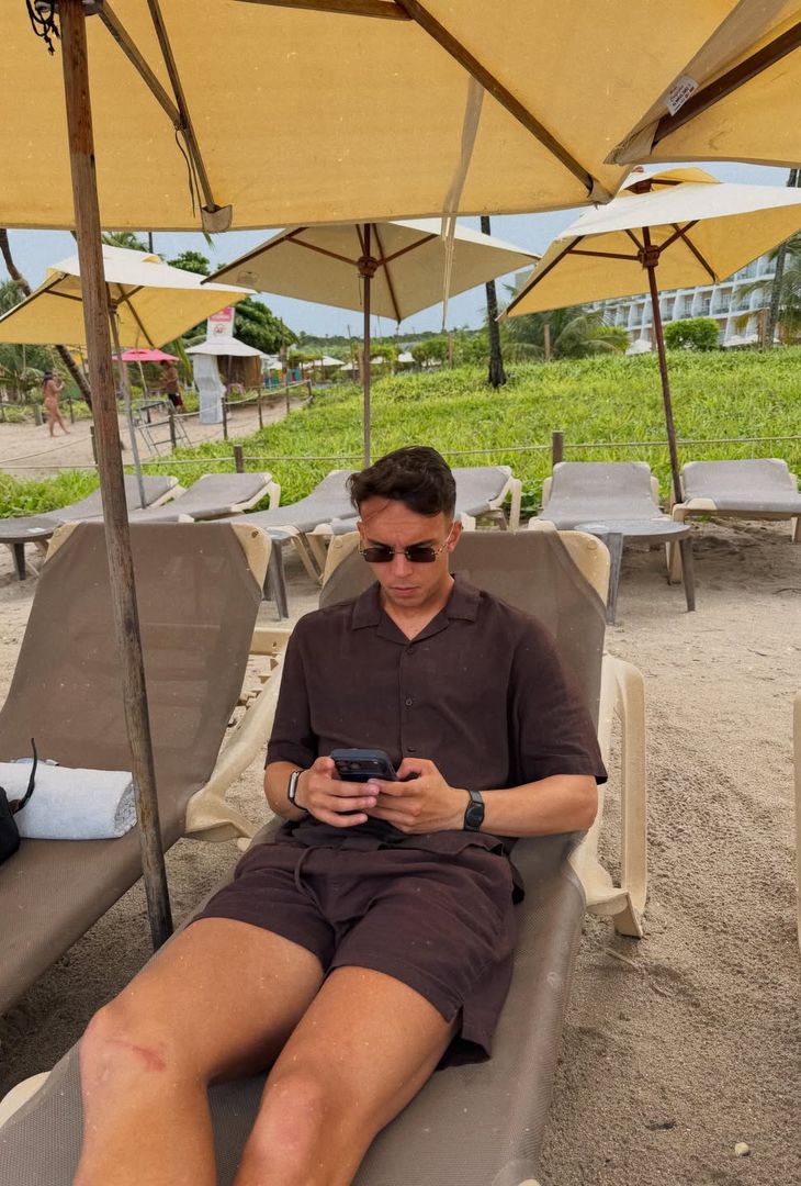 Giovane relax in vacanza: tramonti mozzafiato e divertimento per lui – LA GALLERY - immagine 7