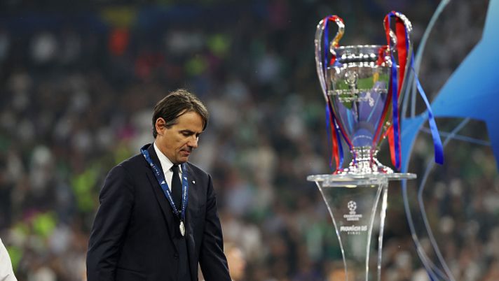 MUNICH, GERMANY - MAY 31: Simone Inzaghi, Head Coach of FC Internazionale, looks dejected as he walks past the UEFA Champions League trophy after collecting his runners up medal after defeat to Paris Saint-Germain during the UEFA Champions League Final 2025 between Paris Saint-Germain and FC Internazionale Milano at Munich Football Arena on May 31, 2025 in Munich, Germany. (Photo by Carl Recine/Getty Images) Al Hilal