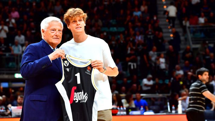 BOLOGNA, ITALY - OCTOBER 07: Jannik Sinner recives the Virtus Segafredo Bologna jersey by Massimo Zanetti, owner of Virtus Segafredo Bologna before the 2022/2023 Turkish Airlines EuroLeague Regular Season Round 1 match between Virtus Segafredo Bologna and AS Monaco at PalaDozza on October 07, 2022 in Bologna, Italy. (Photo by Luca Sgamellotti/Euroleague Basketball via Getty Images) Virtus e Segafredo avanti insieme: accordo sulla sponsorizzazione - immagine 1
