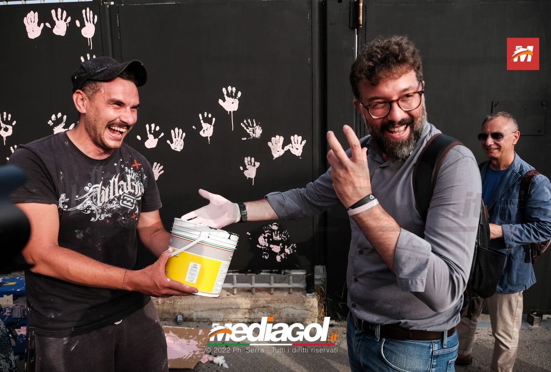 FOTO Palermo, le impronte rosa sul murales del ‘Renzo Barbera’ (Gallery) - immagine 70