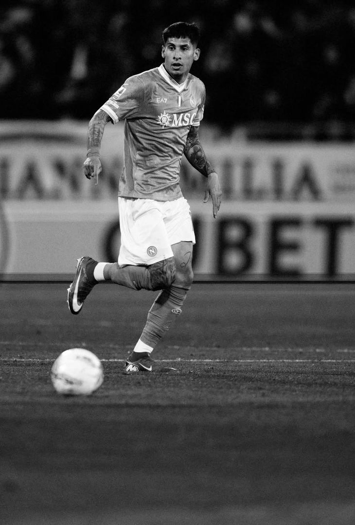 L'esaltazione fulminea generata dal gol-lampo di McTominay e lo spirito di sacrificato mostrato dagli azzurri nell'arco dell'intera gara: due sensazioni umane che vanno a comporre il riassunto 'in bianco e nero' di Cagliari-Napoli realizzato dall'admin dell'account Instagram della compagine partenopea.