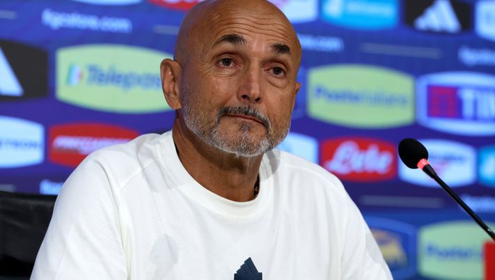 FLORENCE, ITALY - SEPTEMBER 02: Haed coach Italy speaks with the media during a Italy press conference at Centro Tecnico Federale di Coverciano on September 02, 2024 in Florence, Italy. (Photo by Claudio Villa/Getty Images) Sky – Clamoroso Nazionale: Spalletti verso le dimissioni! Le ultimissime da Coverciano - immagine 1