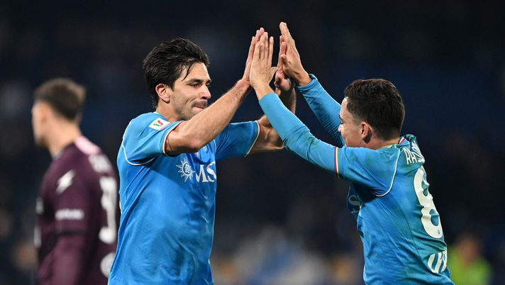 NAPLES, ITALY - DECEMBER 19: Giovanni Simeone of SSC Napoli celebrates with Giacomo Raspadori of SSC Napoli after scoring their team's first goal which is later disallowed for handball during the Coppa Italia - Round of 16 match between SSC Napoli and Frosinone Calcio at Stadio Diego Armando Maradona on December 19, 2023 in Naples, Italy. (Photo by Francesco Pecoraro/Getty Images) Osimhen