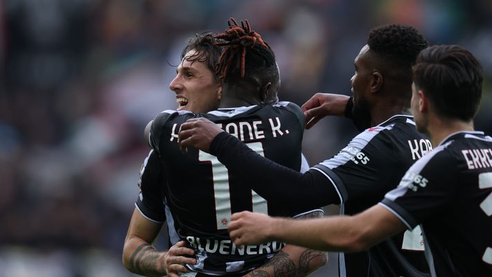 UDINE, ITALY - NOVEMBER 01: Nicolò Zaniolo of Udinese celebrates scoring his team's first goal with teammate Hassane Kamara during the Serie A match between Udinese Calcio and Atalanta BC at Stadio Friuli on November 01, 2025 in Udine, Italy. (Photo by Timothy Rogers/Getty Images) News Udinese – Meglio i bianconeri nel 2024 o nel 2025? Ecco il confronto - immagine 1