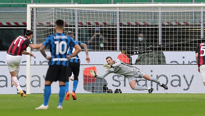 MILAN, ITALY - OCTOBER 17:  Samir Handanovic of FC Internazionale  saves a penalty-kick of Zlatan Ibrahimovic of AC Milan during the Serie A match between FC Internazionale and AC Milan at Stadio Giuseppe Meazza on October 17, 2020 in Milan, Italy.  (Photo by Emilio Andreoli - Inter/Inter via Getty Images)  Al derby una favorita e l’altra nettamente sfavorita: i ribaltoni della Storia - immagine 1