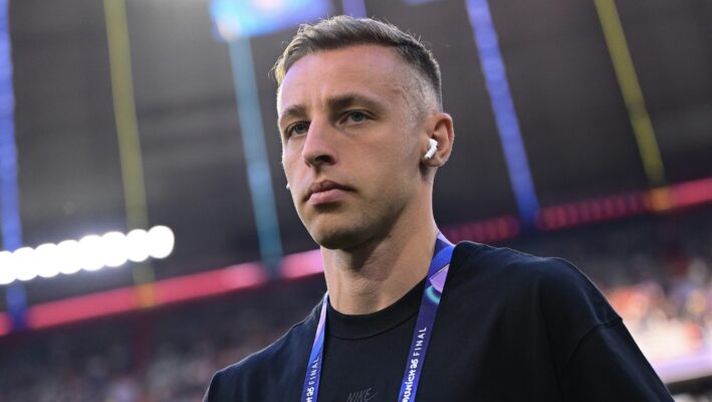 MUNICH, GERMANY - MAY 31: Davide Frattesi of FC Internazionale arrives before the UEFA Champions League Final 2025 between Paris Saint-Germain and FC Internazionale Milano at on May 31, 2025 in Munich, Germany. (Photo by Mattia Pistoia - Inter/Inter via Getty Images) Gazzetta – Inter, ecco perché gli zero minuti di Frattesi fin qui e come lo gestirà Chivu - immagine 1