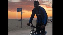 VIDEO / Thuram scorrazza in bici per le vie di Los Angeles con la maglia di Adriano