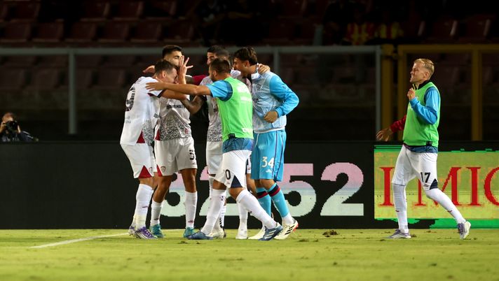 LECCE, ITALY - SEPTEMBER 19: Andrea Belotti of Cagliari celebrates after scoring his team's equalizing goal during the Serie A match between US Lecce and Cagliari Calcio at Stadio Via del Mare on September 19, 2025 in Lecce, Italy. (Photo by Maurizio Lagana/Getty Images) classifica serie a