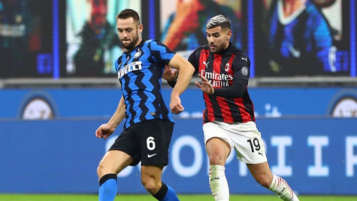 MILAN, ITALY - OCTOBER 17: Stefan De Vrij of Internazionale competes for the ball with Theo Hernandez of AC Milan during the Serie A match between FC Internazionale and AC Milan at Stadio Giuseppe Meazza on October 17, 2020 in Milan, Italy. (Photo by Marco Luzzani/Getty Images) Euro e Copa America, il maggior minutaggio: derby fra Inter in testa e Maignan-Theo i più impiegati - immagine 1