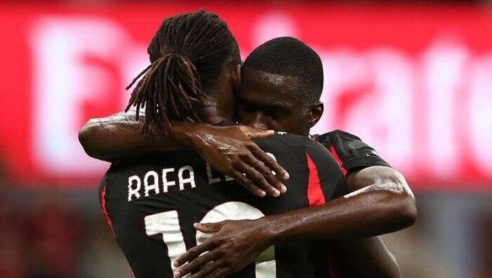 MILAN, ITALY - AUGUST 17: Rafael Leao of AC Milan celebrates with his team-mate Fikayo Tomori after scoring the opening goal during the Coppa Italia match between AC Milan and SSC Bari at Stadio San Siro on August 17, 2025 in Milan, Italy. (Photo by Marco Luzzani/Getty Images) Leao, infiammazione all’anca: è in dubbio per la Roma. Come sta Tomori e cosa filtra - immagine 1