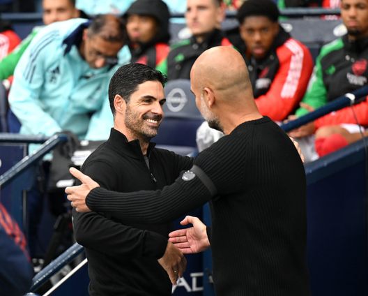 MANCHESTER, INGHILTERRA – 22 SETTEMBRE: Mikel Arteta, allenatore dell’Arsenal, abbraccia Josep Guardiola, allenatore del Manchester City, prima della partita di Premier League tra Manchester City FC e Arsenal FC all’Etihad Stadium il 22 settembre 2024 a Manchester, Inghilterra. (Foto di Michael Regan/Getty Images) Guardiola è d’accordo con Slot: “Troppi gol su calcio piazzato. Non c’è più gioia a vedere le partite”- immagine 3