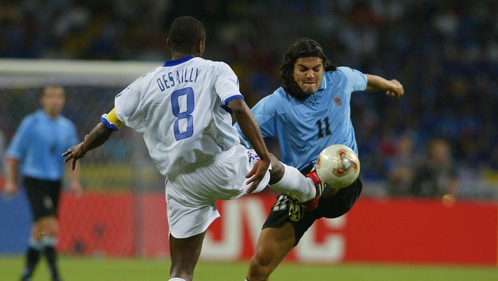 BUSAN - JUNE 6: Marcel Desailly of France competes for the ball with Federico Magallanes of Uruguay during the FIFA World Cup Finals 2002 Group A match played at the Asiad Main Stadium, in Busan, South Korea on June 6, 2002. The match ended in a 0-0 draw. DIGITAL IMAGE. (Photo by Ben Radford/Getty Images) Promesse mancate del calcio granata (e voi le conoscete) - immagine 1