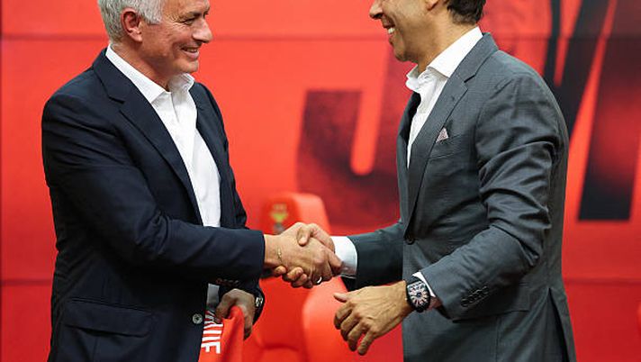 Portuguese coach Jose Mourinho (L) shakes hands with Benfica president Rui Costa during his official presentation as new Benfica coach at the Benfica Campus training center in Seixal, on the outskirts of Lisbon, on September 18, 2025. Benfica sacked Portuguese coach Bruno Lage following their defeat to Qarabag on September 16, 2025 evening in the Champions League, and contacted Jose Mourinho the next day to hire him. (Photo by PATRICIA DE MELO MOREIRA / AFP) (Photo by PATRICIA DE MELO MOREIRA/AFP via Getty Images) Mourinho Benfica