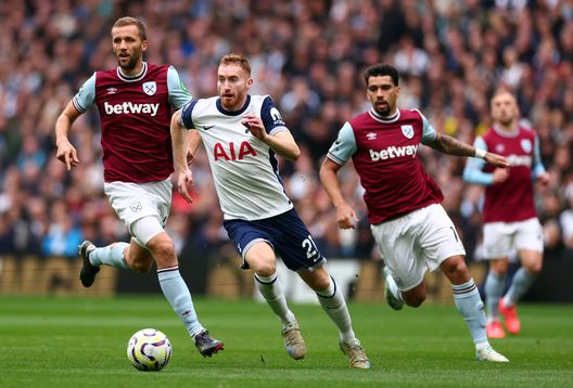 LONDRA, INGHILTERRA - 19 OTTOBRE: Dejan Kulusevski del Tottenham Hotspur e Lucas Paqueta del West Ham United. (Photo by Marc Atkins/Getty Images) Paquetà in lacrime, rischia la squalifica a vita: “Viviamo due anni da incubo”- immagine 2