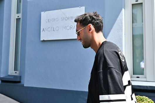 Calhanoglu, nuova offensiva dell’Al Nassr: l’Inter fissa il prezzo per cedere il regista- immagine 2