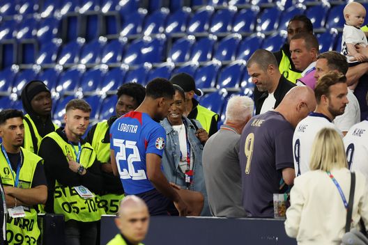 FOTO Lobotka, un top player inglese immortalato con la sua maglia a fine match- immagine 2