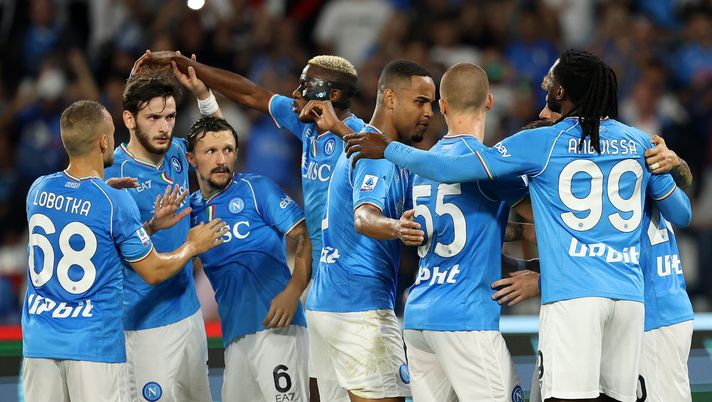 Osimhen, gol e abbraccio a un compagno in panchina: sguardo a distanza con Garcia - immagine 1