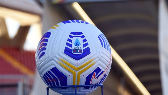 BENEVENTO, ITALY - MARCH 13: The Nike Serie A flight match ball is seen prior to the Serie A match between Benevento Calcio and ACF Fiorentina at Stadio Ciro Vigorito on March 13, 2021 in Benevento, Italy. Sporting stadiums around Italy remain under strict restrictions due to the Coronavirus Pandemic as Government social distancing laws prohibit fans inside venues resulting in games being played behind closed doors. (Photo by Francesco Pecoraro/Getty Images) Assegnazione Diritti Tv Serie A 2021-2024, Sky presenta ricorso - immagine 1
