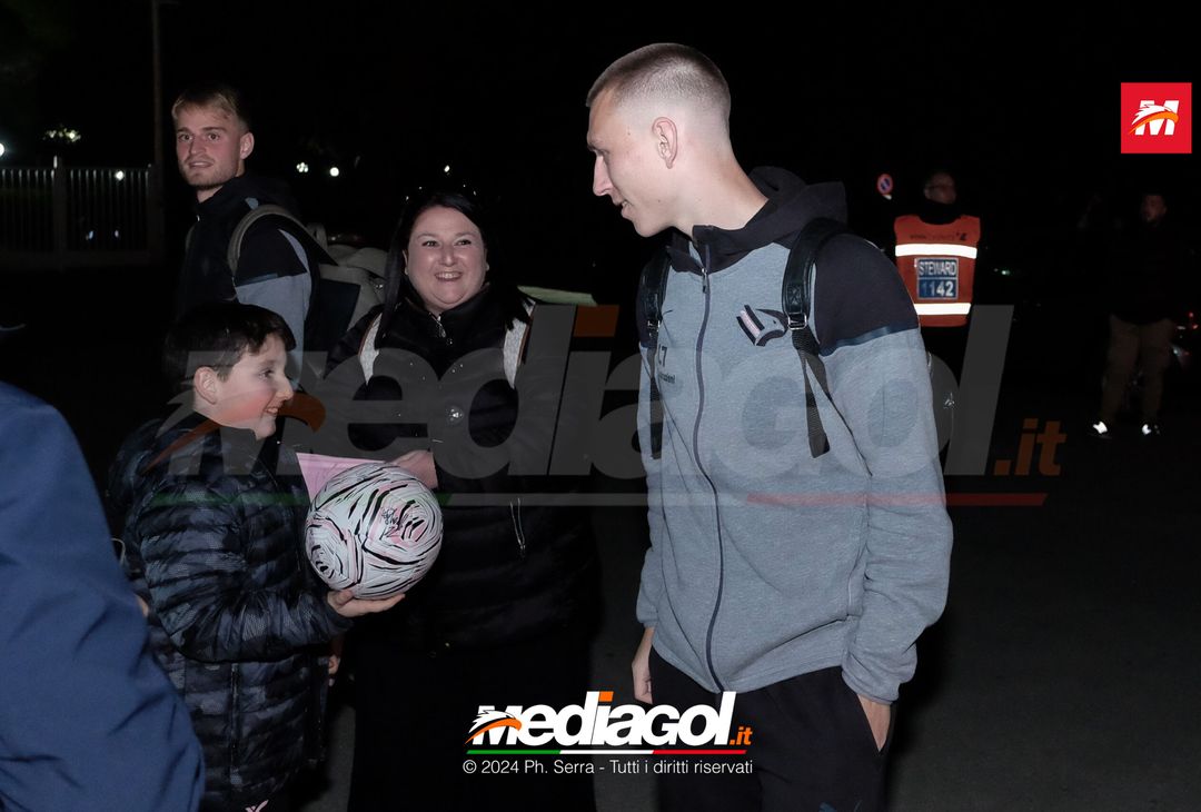 FOTO PALERMO: la squadra rosanero si raduna al parcheggio dell’Ippodromo (GALLERY) - immagine 10