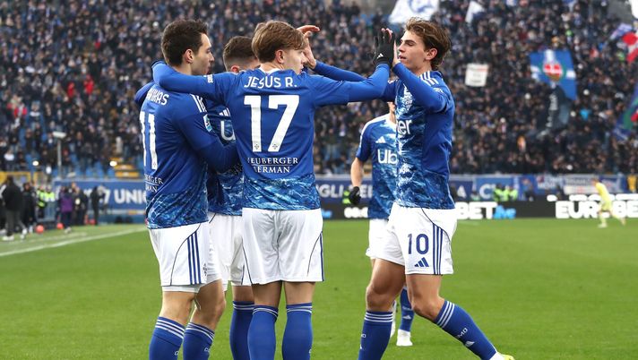 COMO, ITALY - JANUARY 24: Anastasios Douvikas of Como 1907 celebrates with his team-mates after scoring their team's first goal during the Serie A match between Como 1907 and Torino FC at Giuseppe Sinigaglia Stadium on January 24, 2026 in Como, Italy. (Photo by Marco Luzzani/Getty Images) Como-Torino 2-0 al 45′: partita fin da subito in salita per i granata - immagine 1