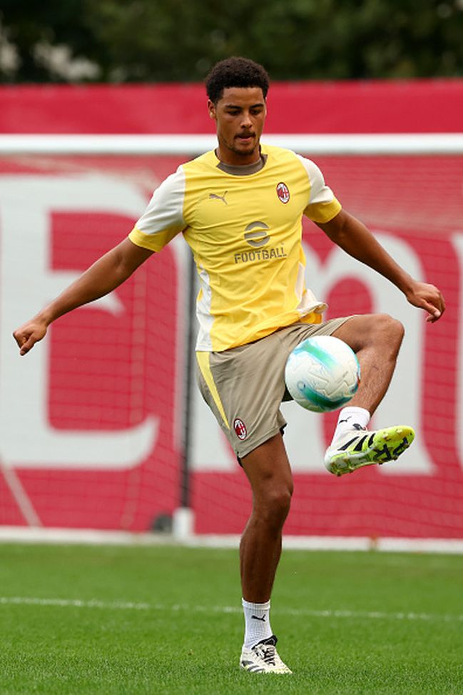 (Photo by Giuseppe Cottini/AC Milan via Getty Images)  De Winter