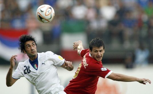 Il serbo Dejan Milovanovic contende il pallone con l'italiano Raffaele Palladino. Serbia-Italia, Gruppo B del Campionato Europeo Under 21 UEFA, 2007. E’ morto Dejan Milovanović, aveva 41 anni: stroncato da infarto mentre giocava- immagine 2