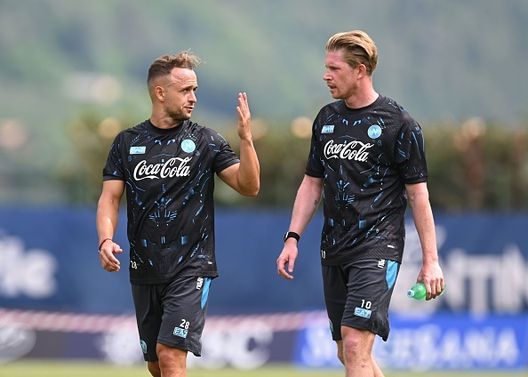 Stanislav Lobotka e Kevin De Bruyne del Napoli durante una sessione di allenamento il 18 luglio 2025 a Dimaro De Bruyne si presenta: “Napoli la scelta migliore per continuare ad alti livelli”- immagine 2