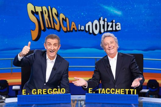 Milano, Striscia la Notizia, prima puntata con Ezio Greggio e Enzo Iacchetti 2021 12 15 © Niccolò Cambi/Massimo Sestini  Berlusconi: “Palombelli e Panicucci confermate. Myrta Merlino? Pensiamo ad alternative”- immagine 2