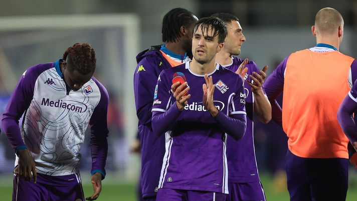 FLORENCE, ITALY - MARCH 22: Luca Ranieri of ACF Fiorentina greets the fans after during the Serie A match between ACF Fiorentina and FC Internazionale at Artemio Franchi on March 22, 2026 in Florence, Italy. (Photo by Gabriele Maltinti/Getty Images) VIDEO – Siparietto post gara per Ranieri. Intervista disturbata da un moscerino - immagine 1